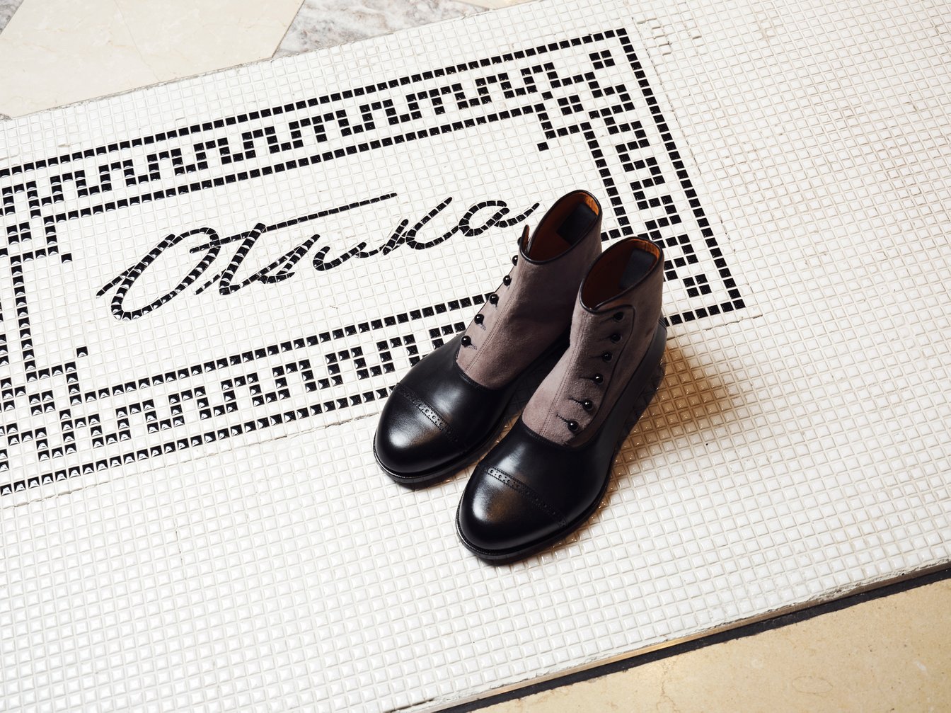 グレーのボタンブーツ