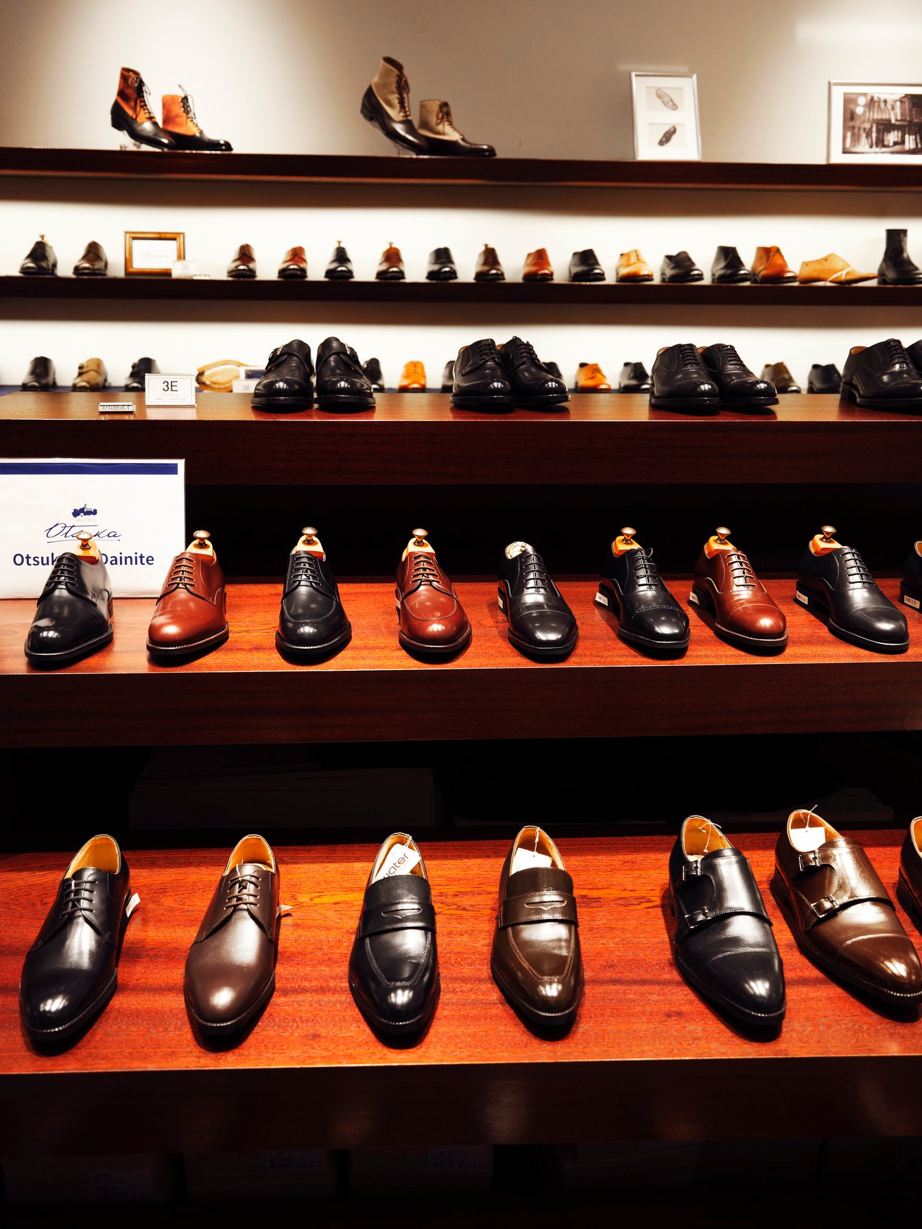 革靴が置かれた店頭