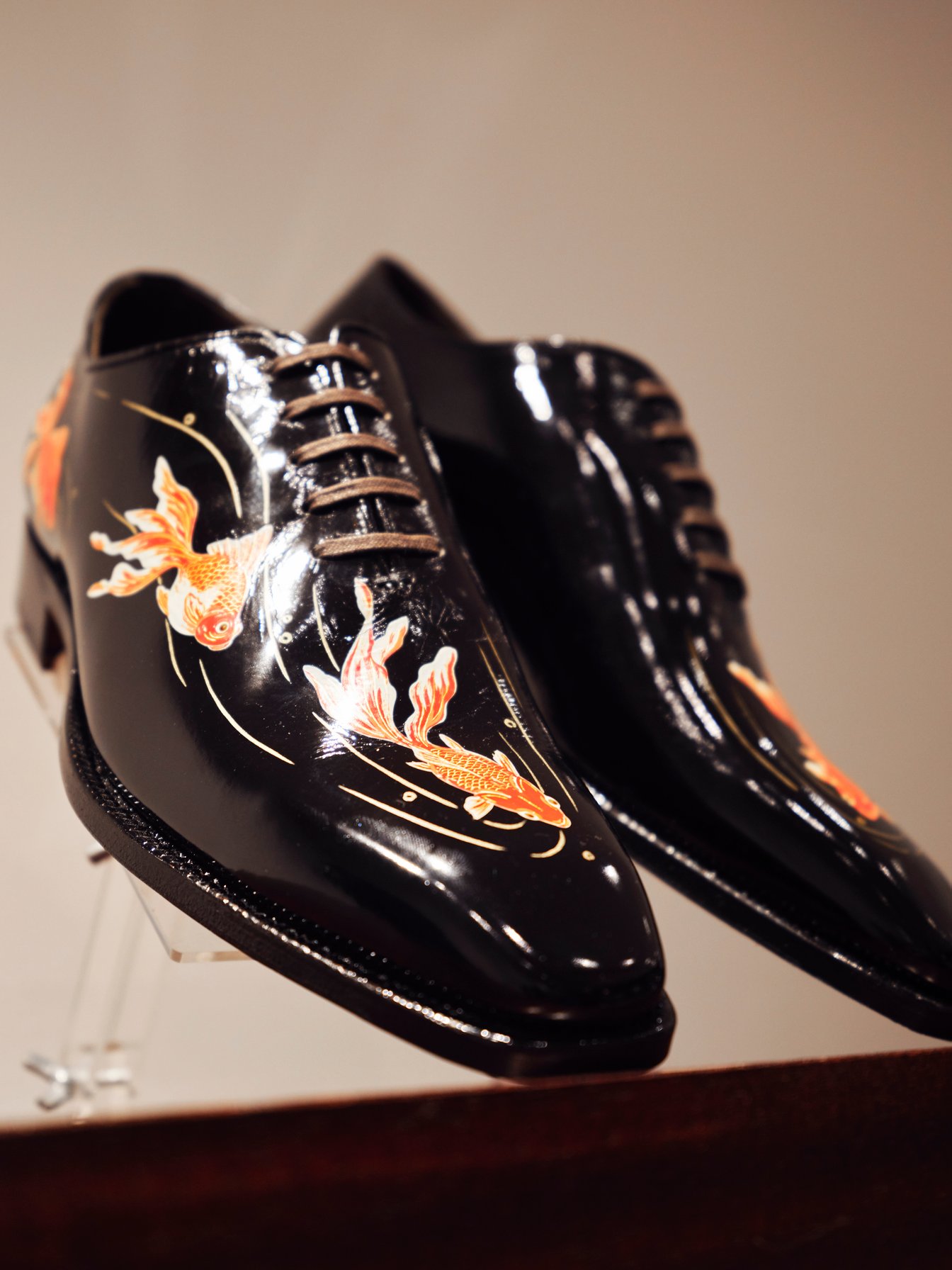 金魚が描かれた革靴