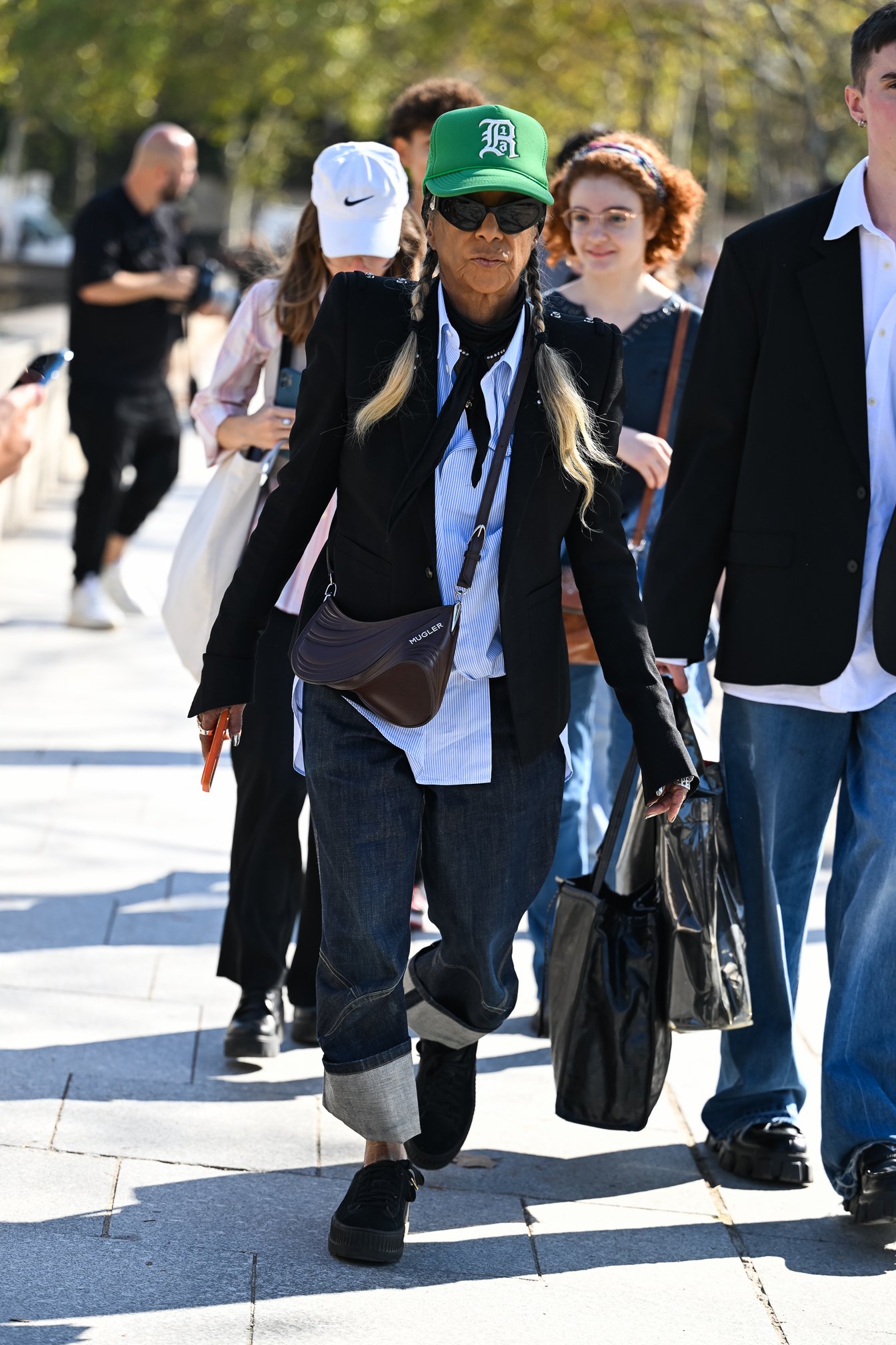 細身のジャケットとロールアップデニムをバランスよくスタイリング。