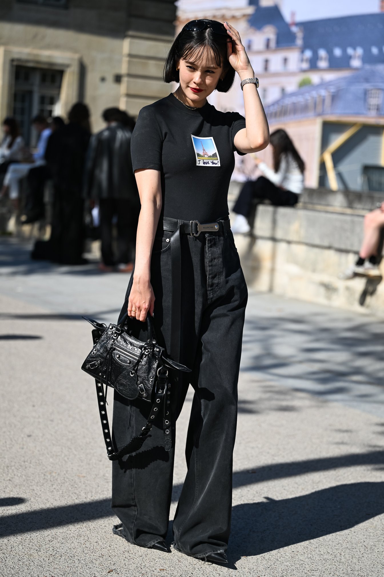 黒の「バレンシアガ」でコーディネートしたモデルのemma。