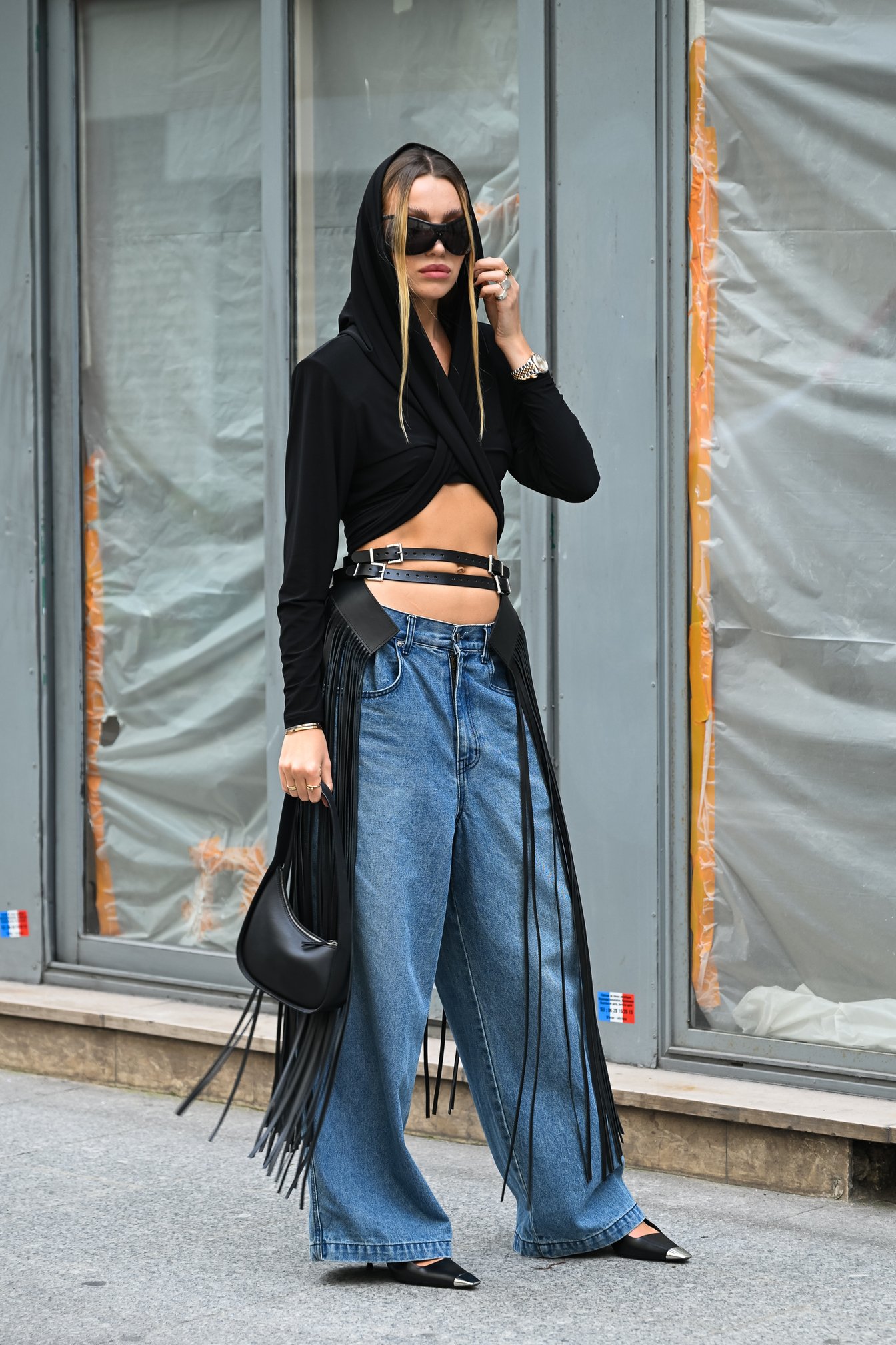 ローライズのデニムに個性的なレザーベルトをスタイリング。