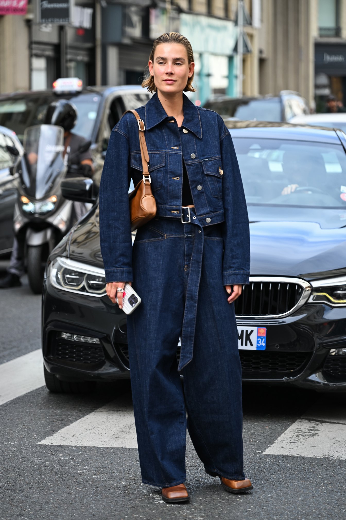 濃いインディゴブルーとパンツのシルエットが鍵に。