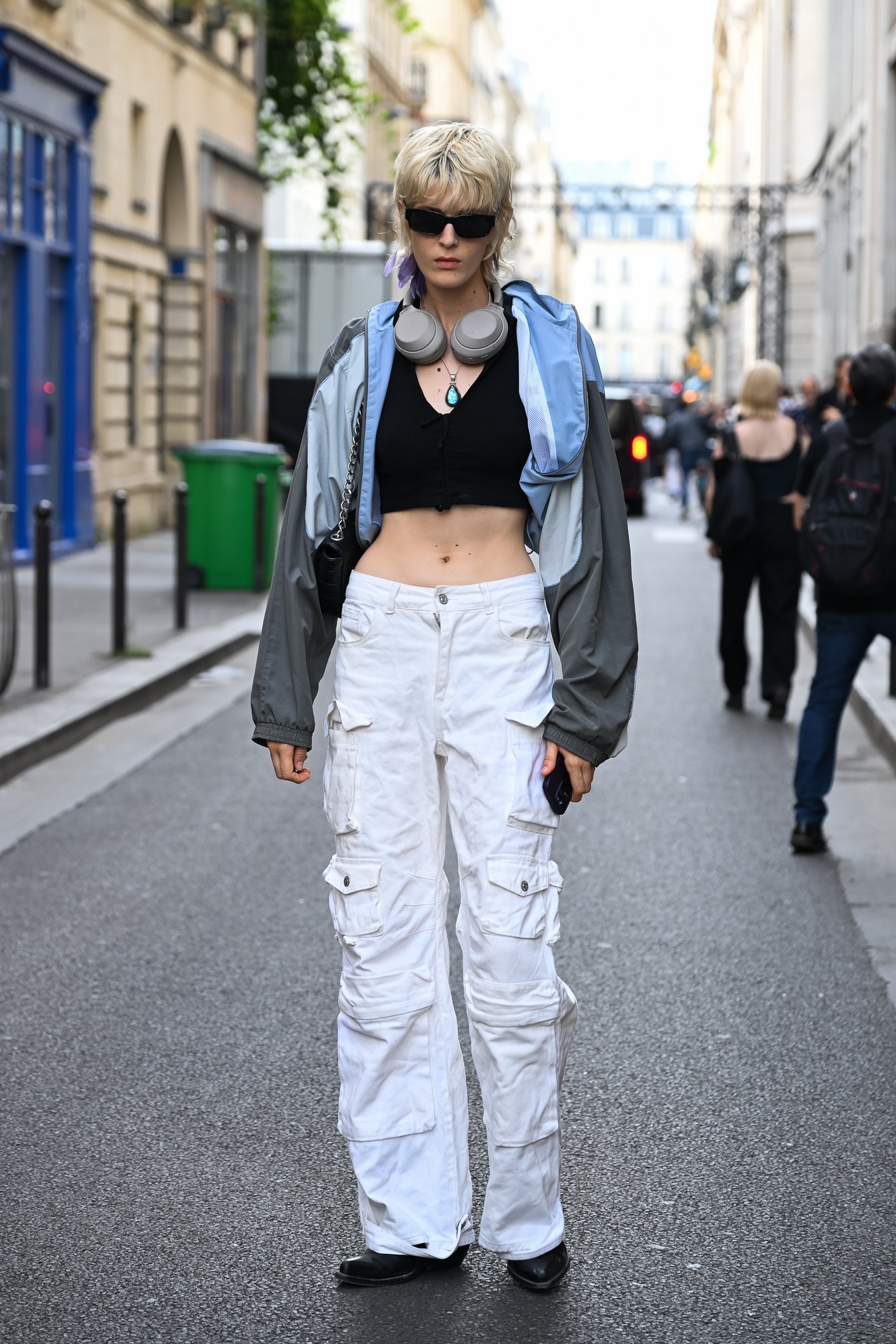 スポーティーなアウターもクロップ丈に調整すれば新鮮な着こなしに