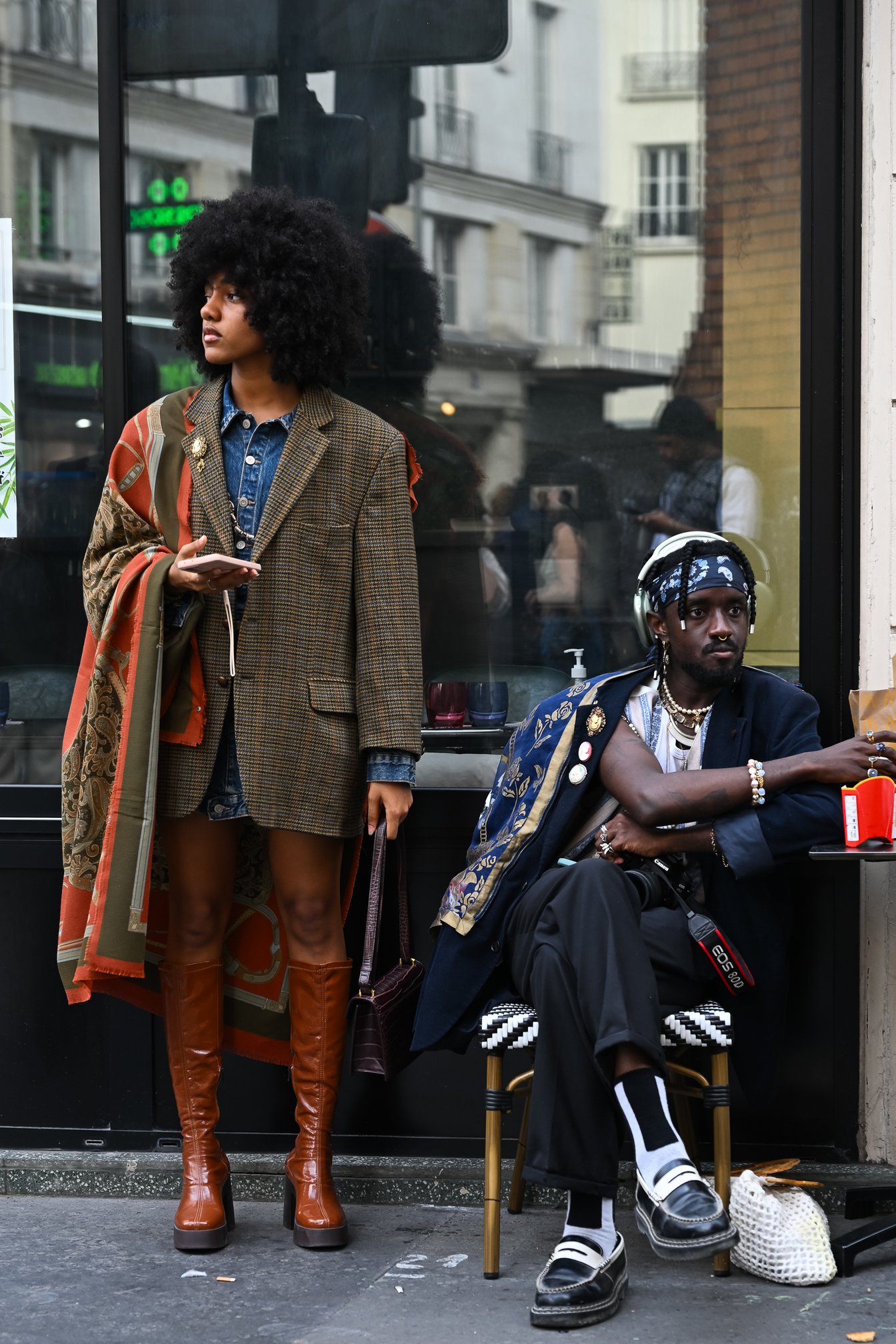 (左)デニムシャツ風のミニワンピにツイードジャケットを羽織ったスタイル。