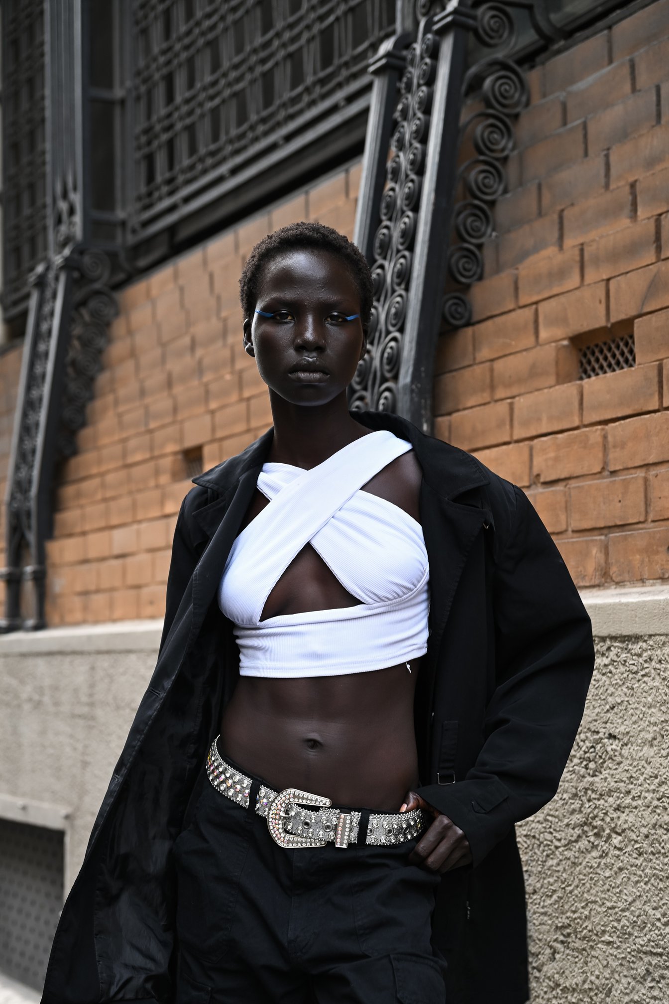 ブラックコーデに投入した白のホルタートップが力強い印象に。