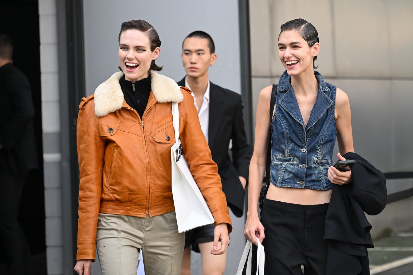 (右)デニムのジレを素肌にまとったスタイリッシュな装い。