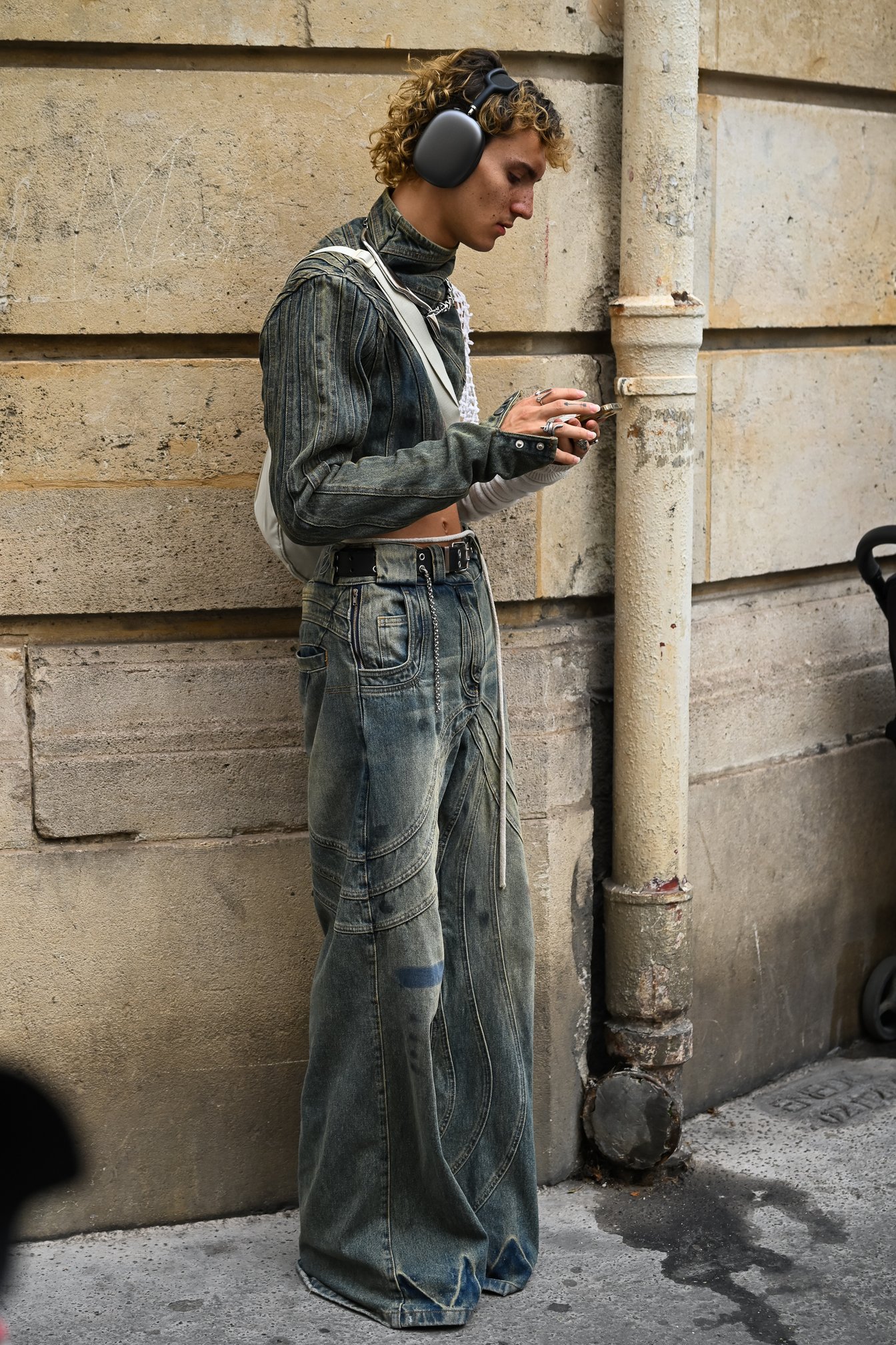 色落ちが効いたデニムをセットアップ風に着用し、シルバーアクセと組み合わせて。