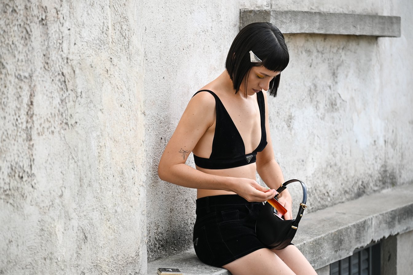 「プラダ」のトライアングルロゴをポイントにしたビキニトップ。