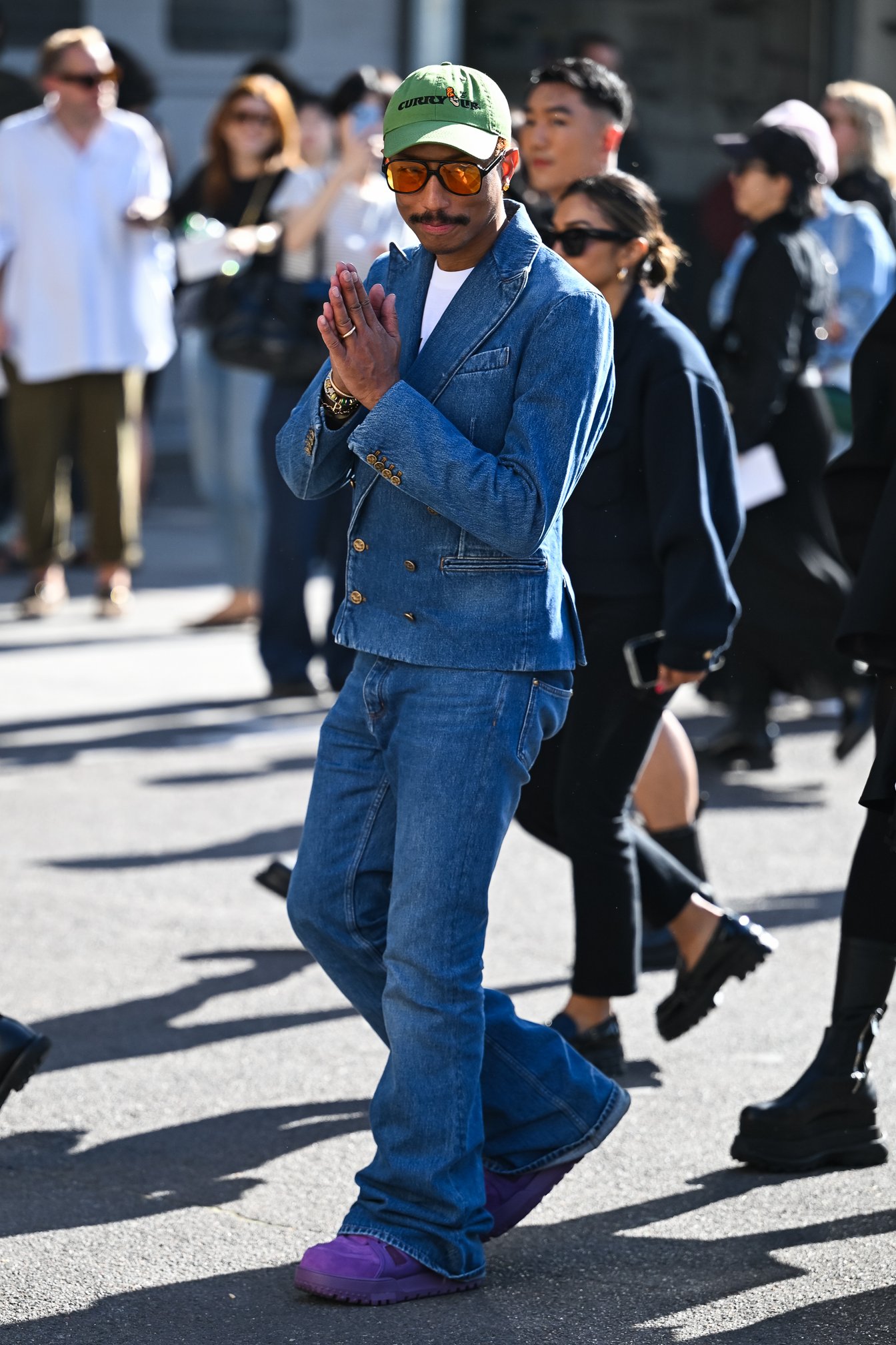 ファレル・ウィリアムスが身につけたダブルブレストのジャケットと、ベルボトムのシルエットに注目。