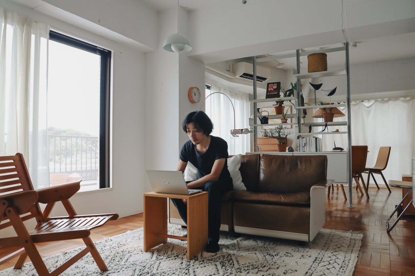 ソファに腰掛ける男性モデル