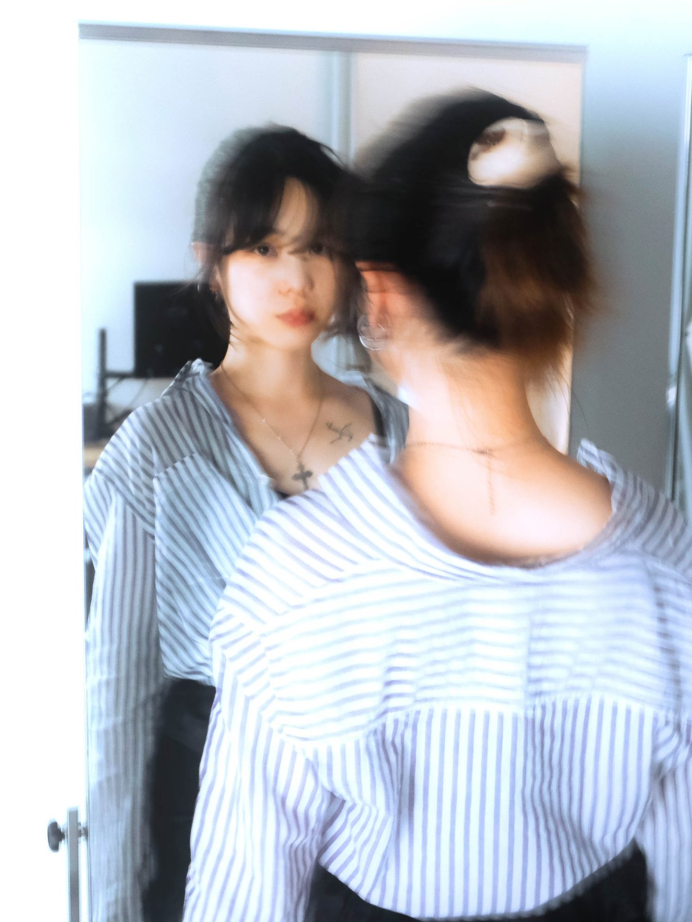 鏡の前に立つ人