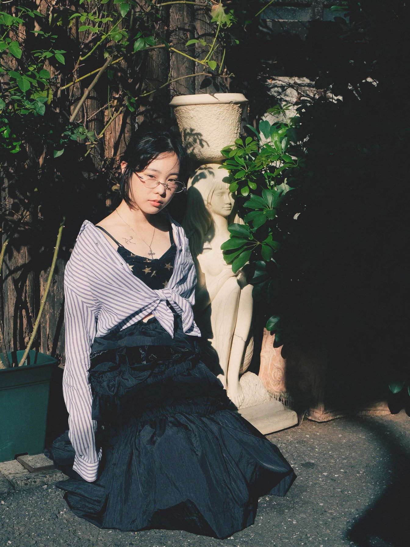 木の前に立つ人