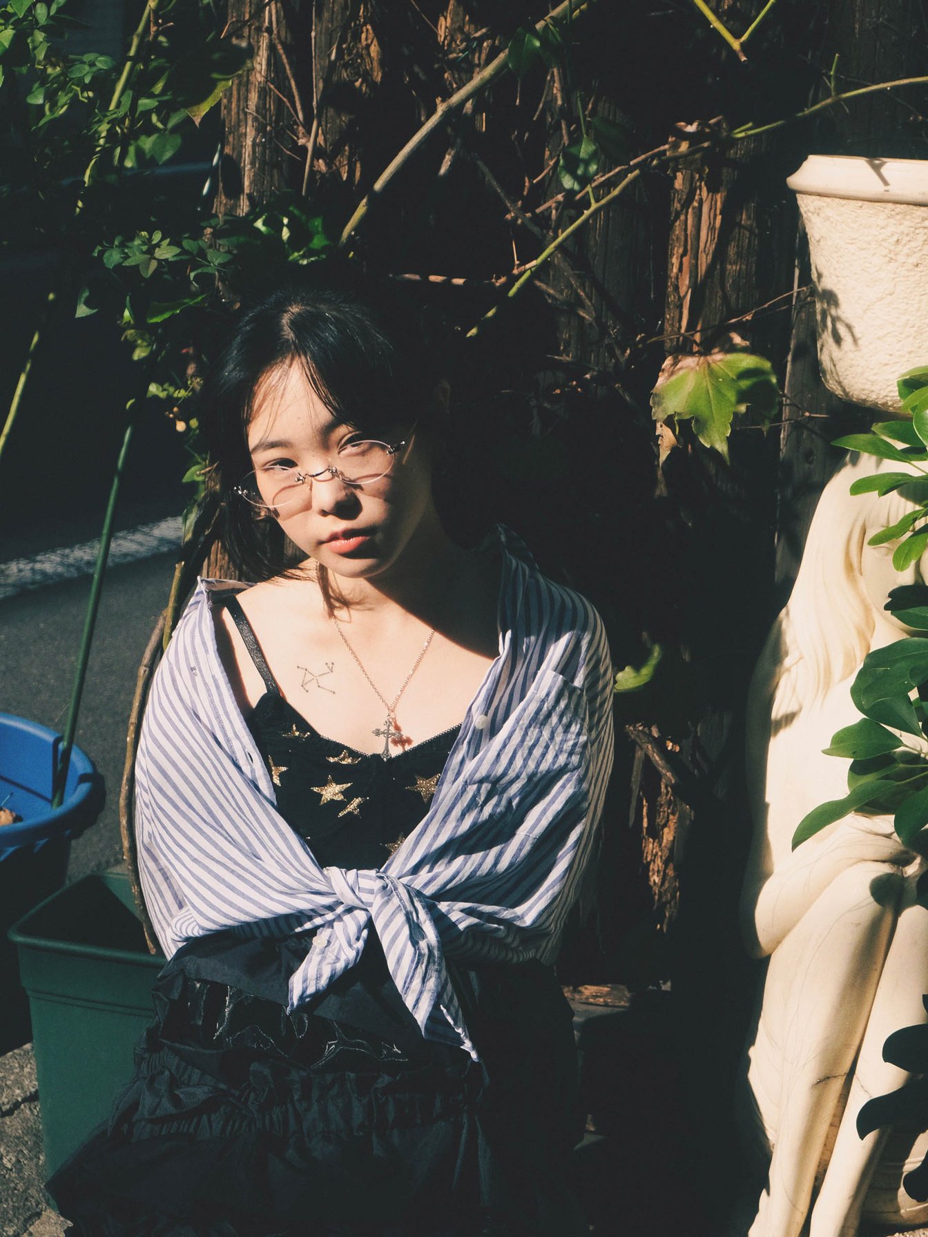 木の前に立つ人