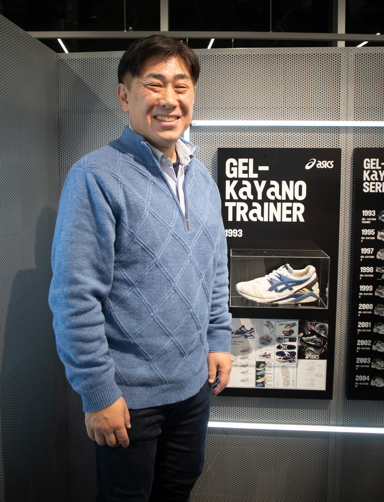 榧野俊一氏と、同氏が1993年に開発した「ゲルカヤノ トレイナー(GEL-KAYANO TRAINER)」のアーカイヴ