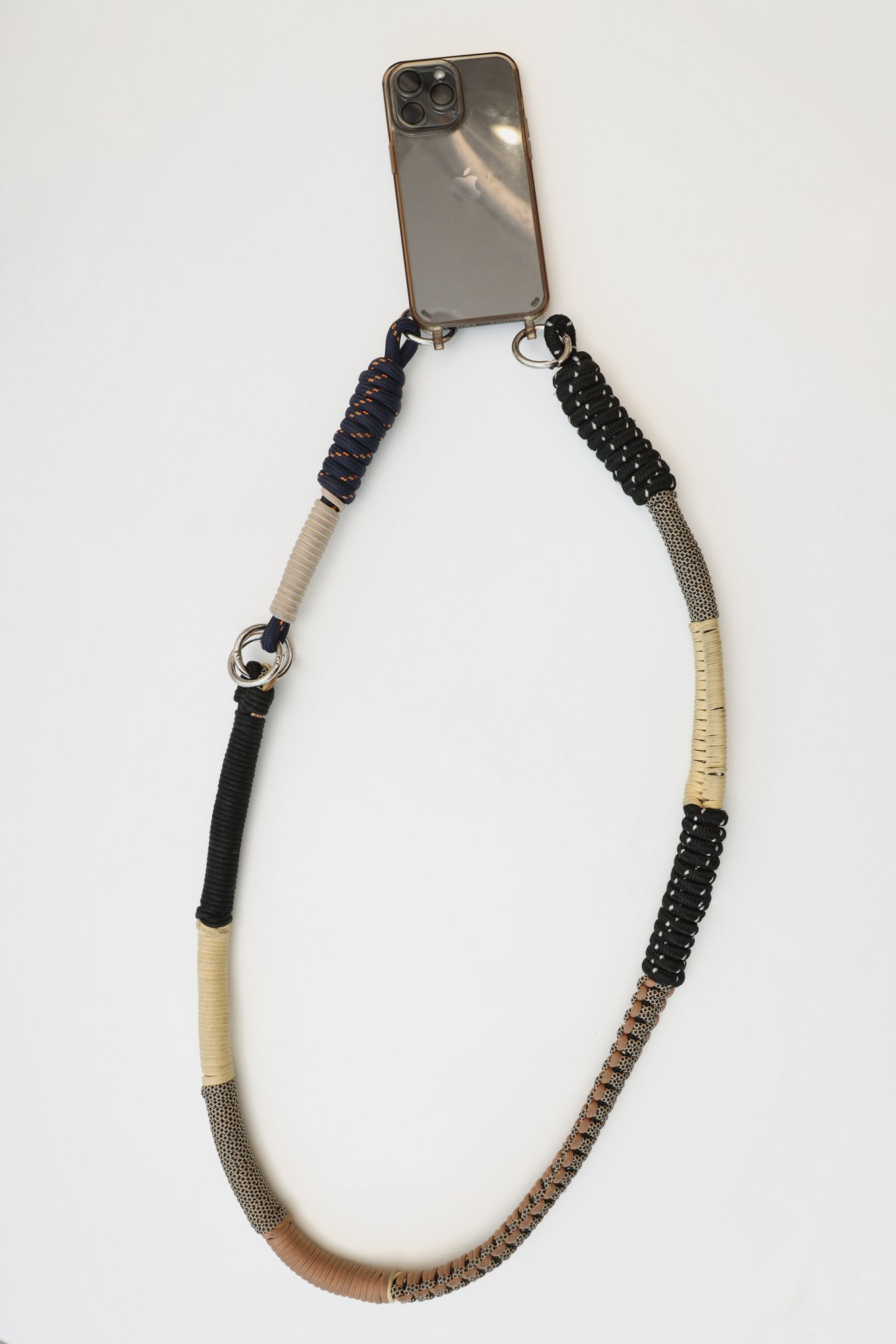 Eu e eles スマホストラップ 平置き