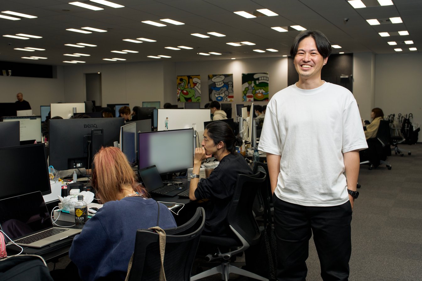 ポーズをとる男性