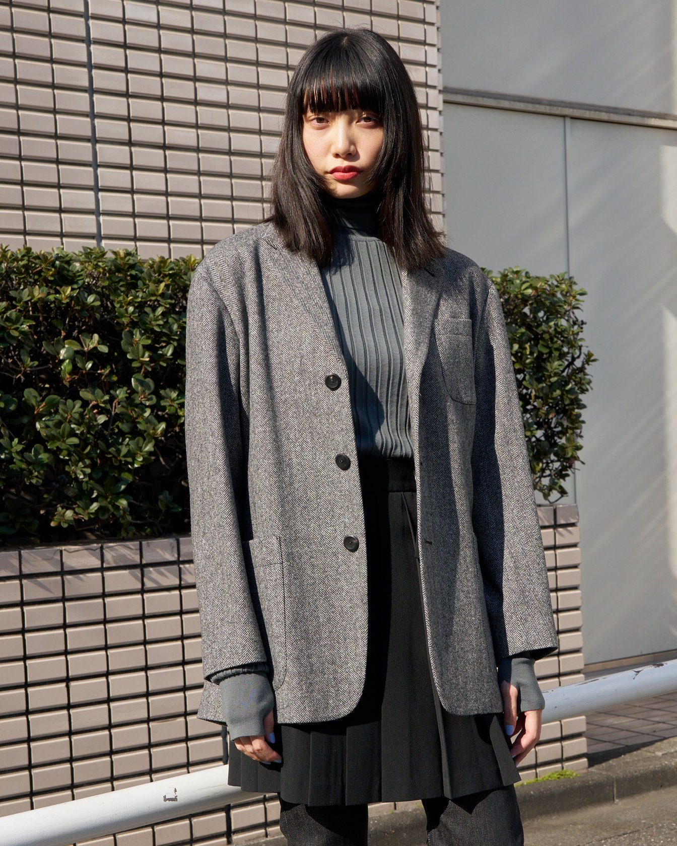 ティーエイチプロダクツのジャケットを着た女性モデル