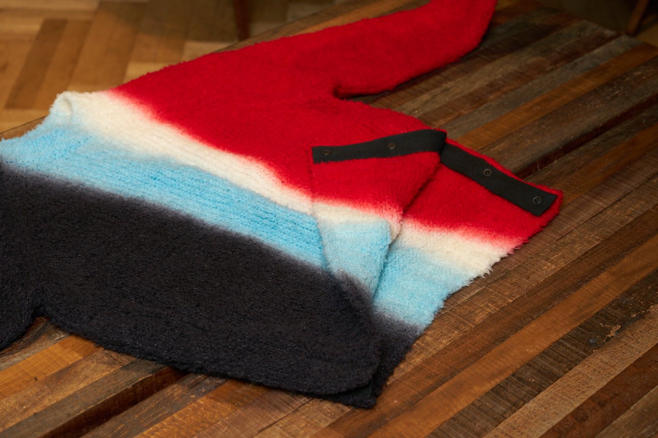 ネイビー、ブルー、赤のニット