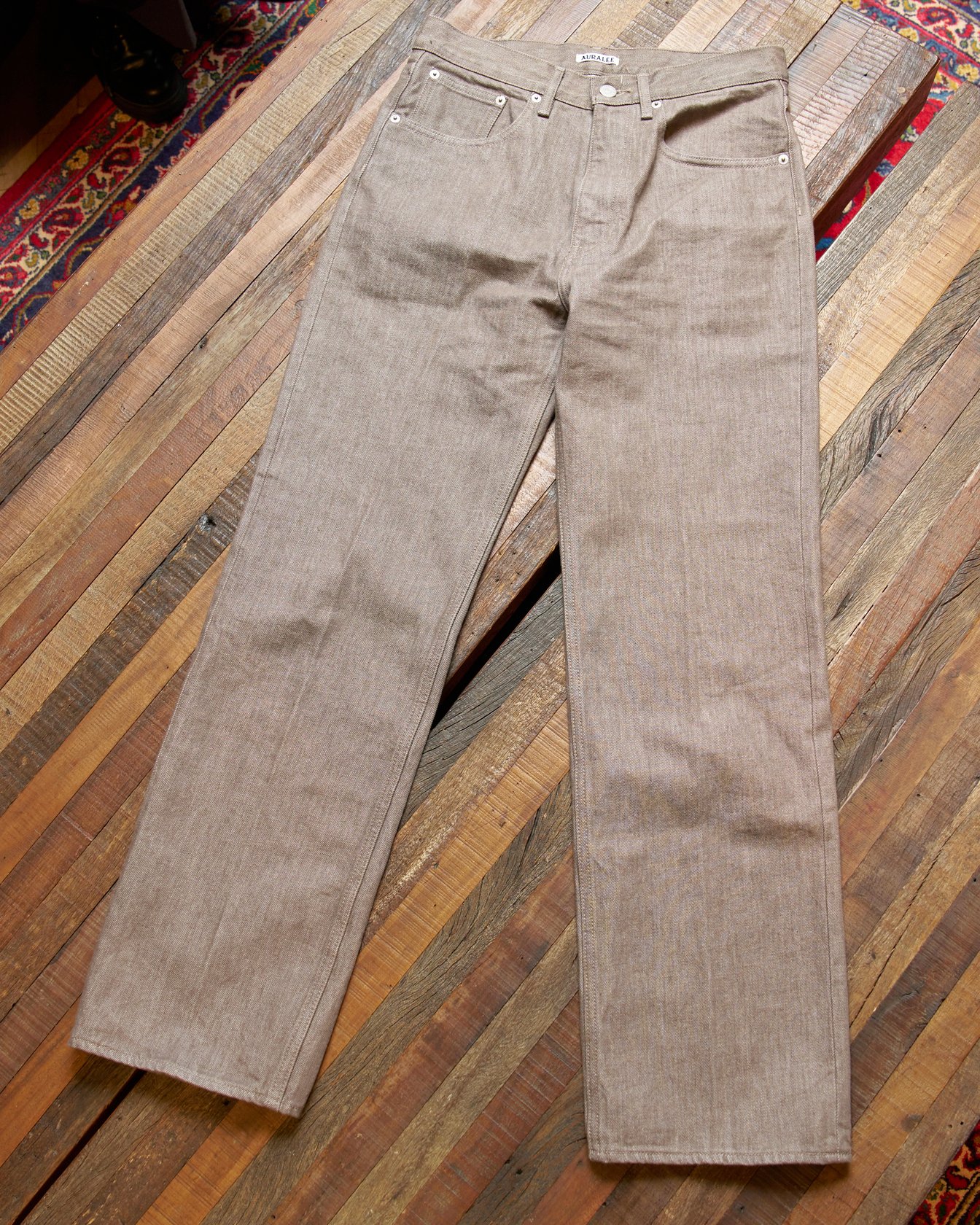 ブラウンのデニムパンツ