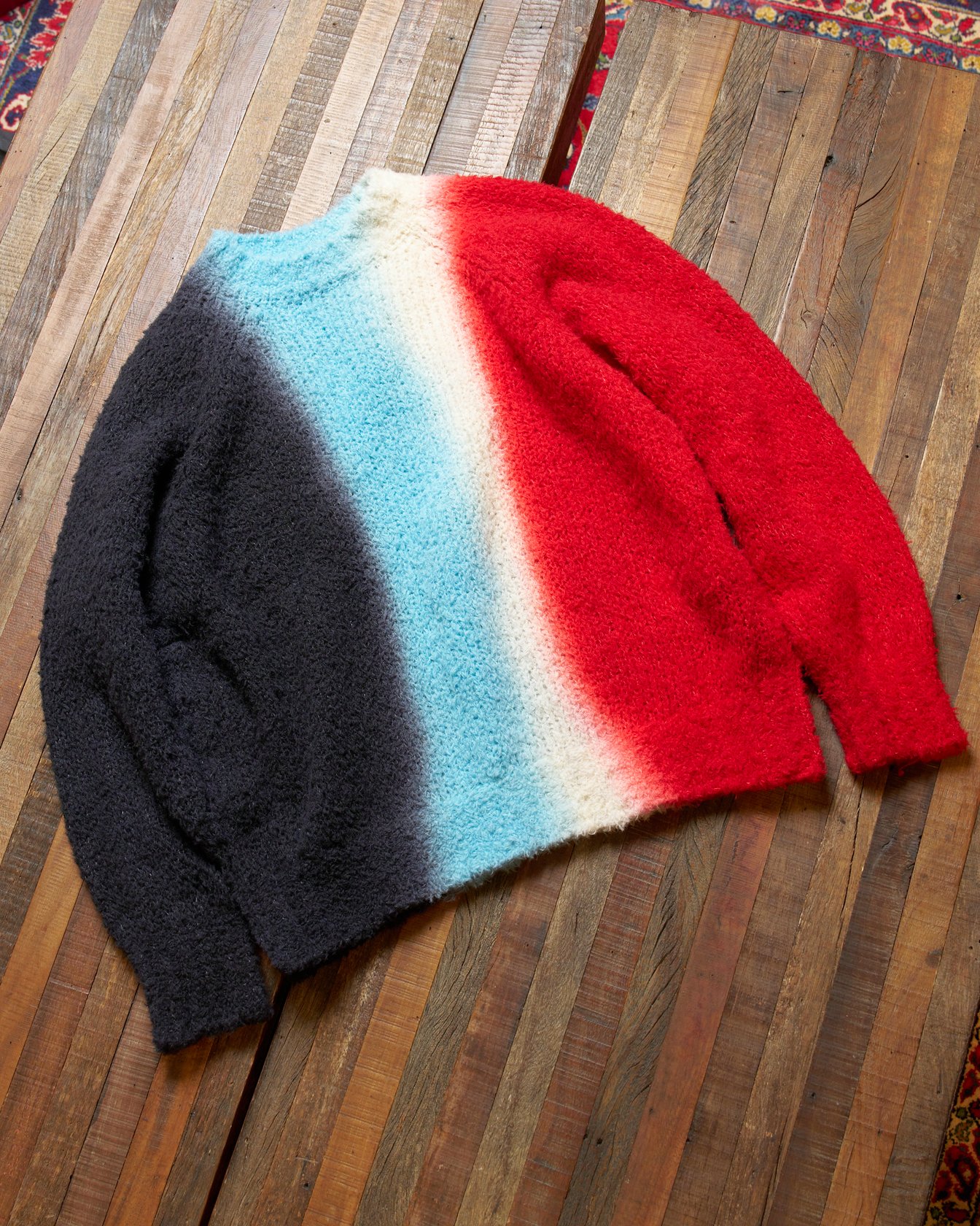 ネイビー、ブルー、赤のニット