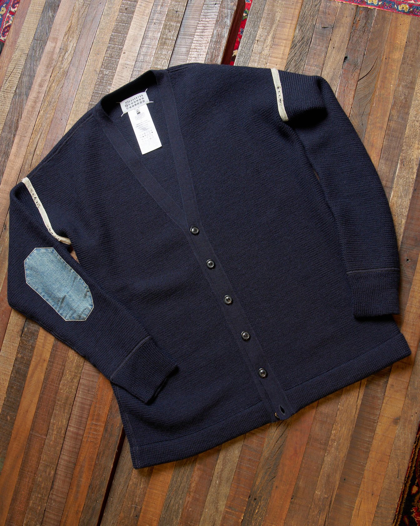 ネイビーのカーディガン