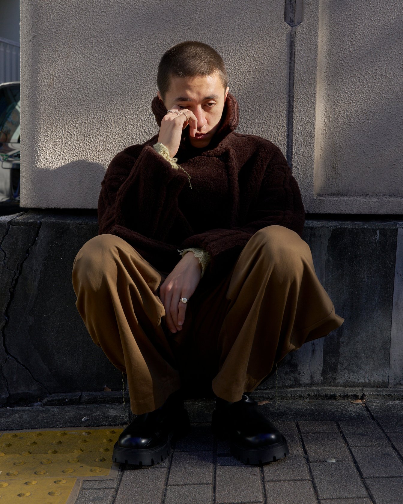 チノのコクーンコートを着た男性モデル
