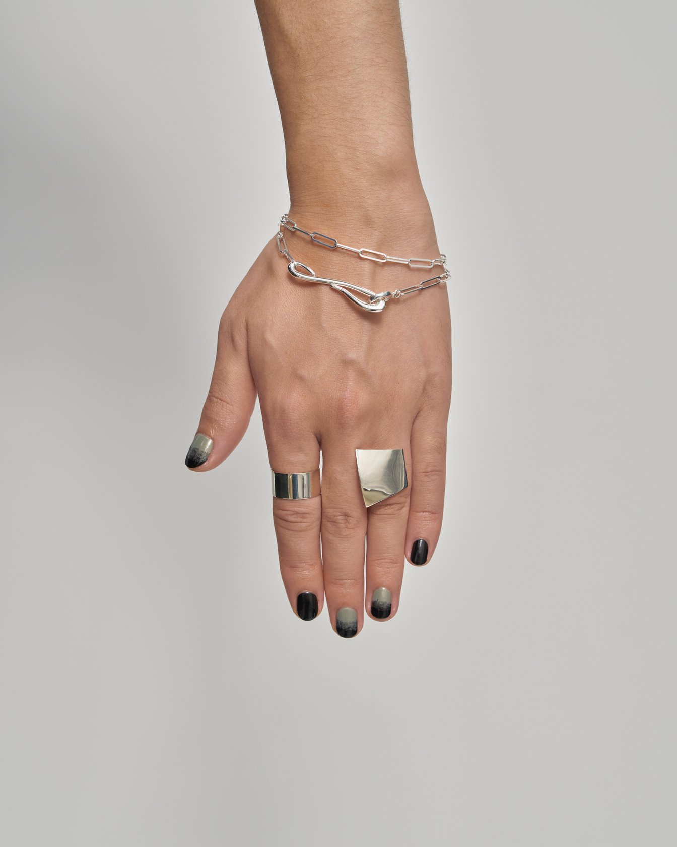 ネイルとジュエリーの写真