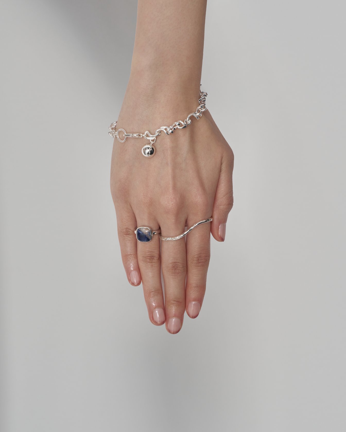 ネイルとジュエリーの写真