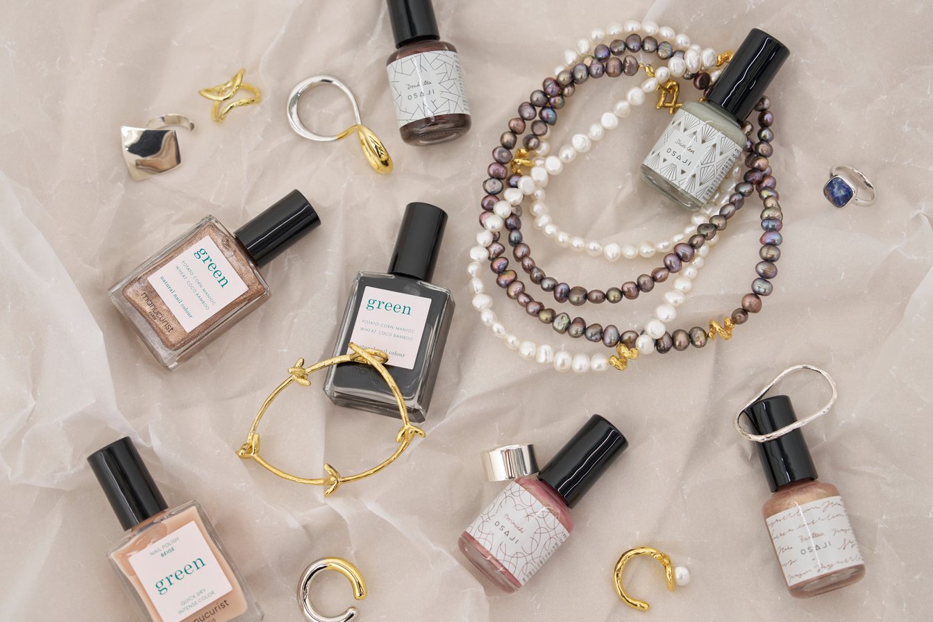 ネイルカラーとジュエリーの集合写真