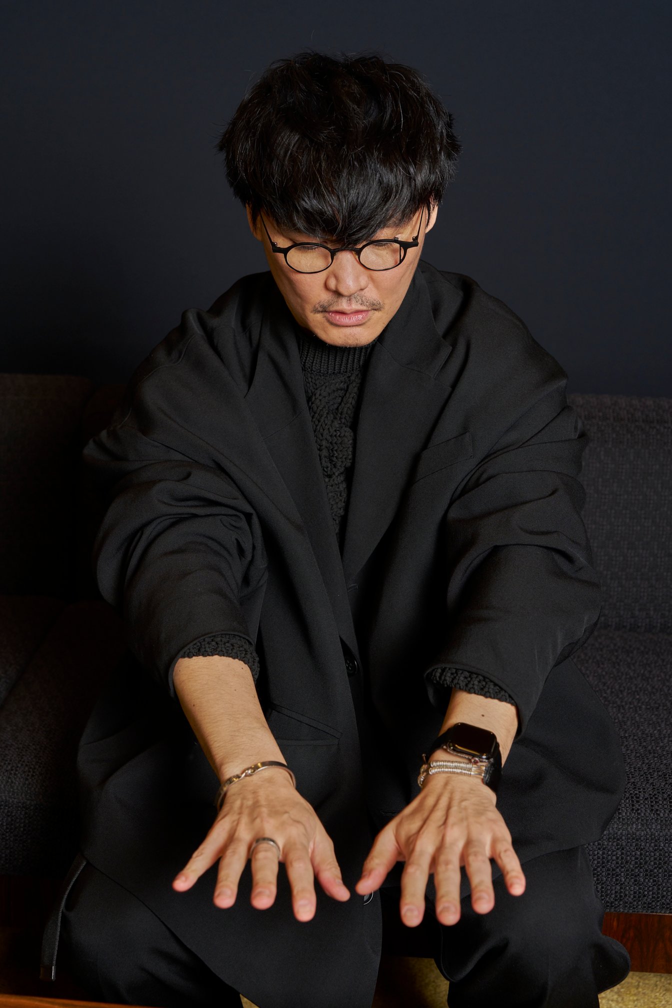アクセサリーを着用した山口