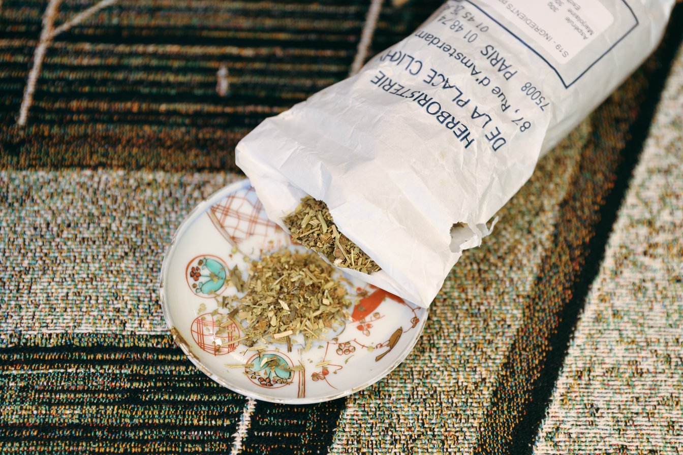 小皿に出されたハーブティーの茶葉