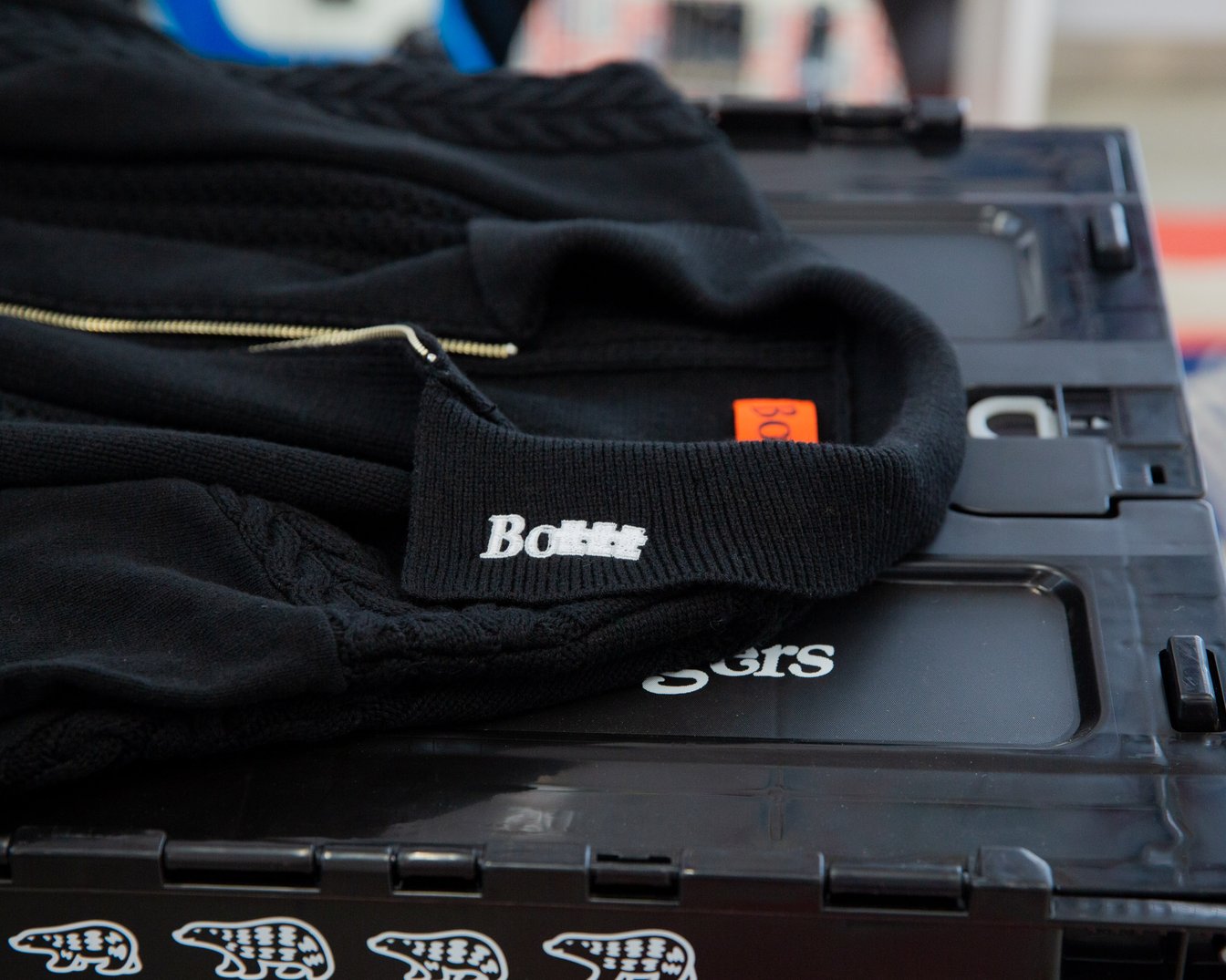 黒いニットポロ