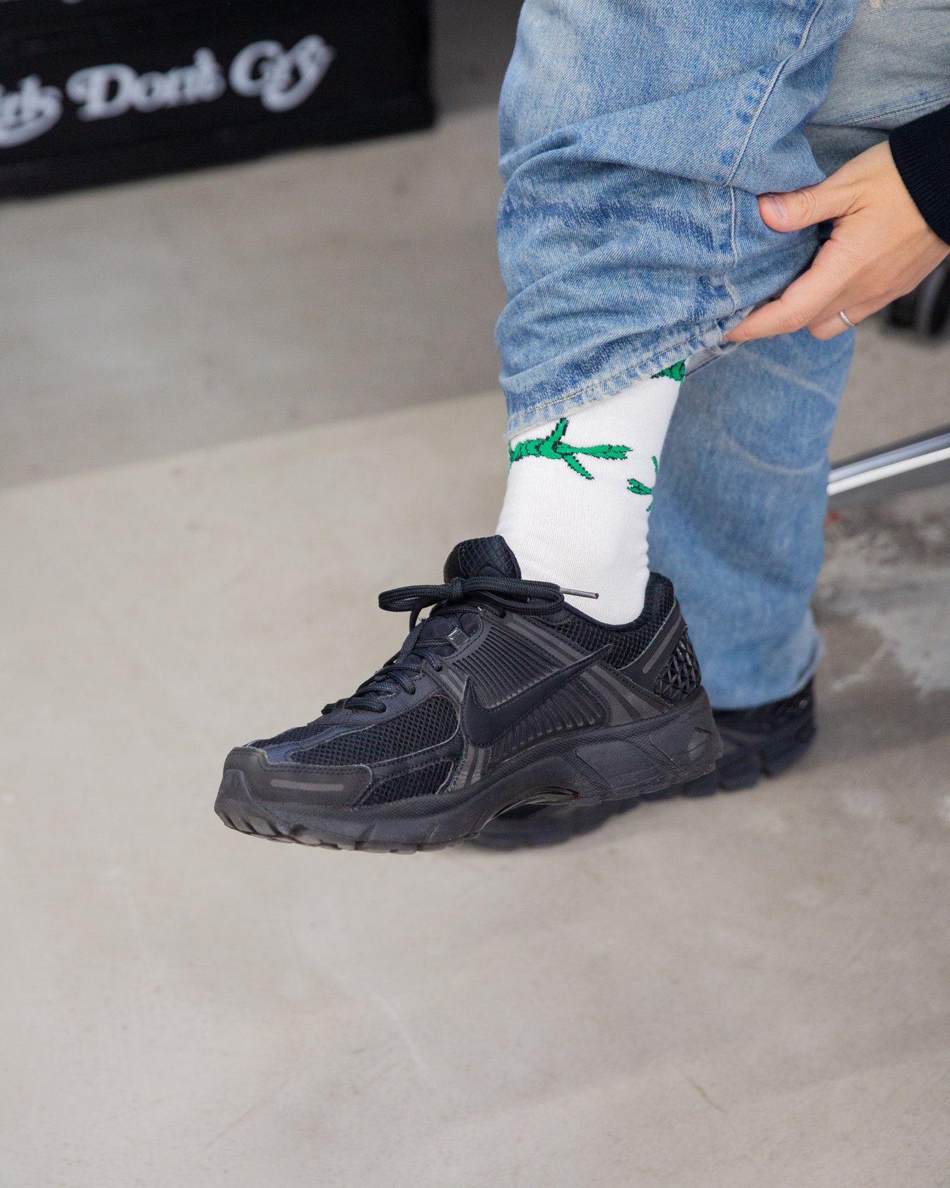 黒いスニーカー