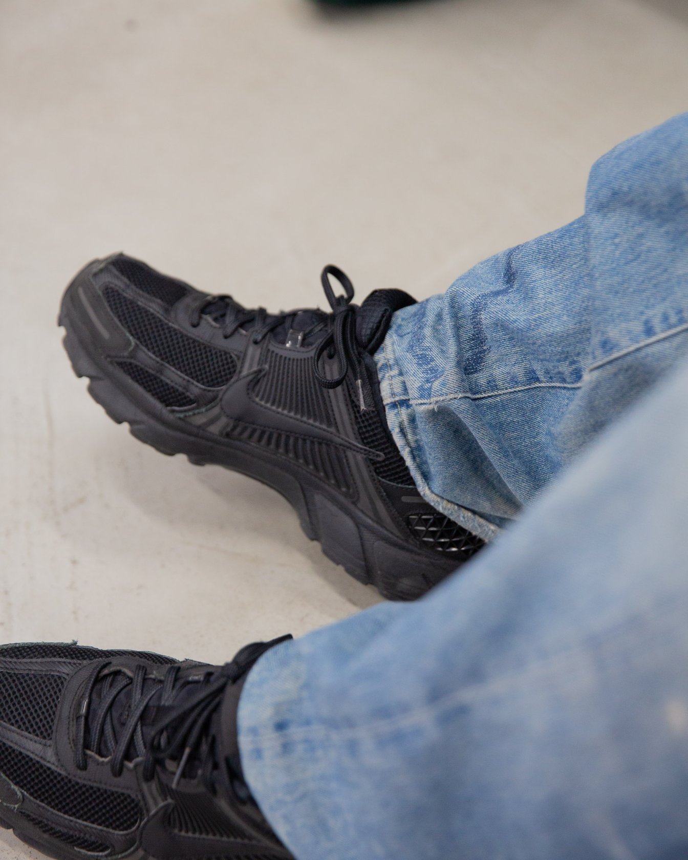 黒いスニーカー