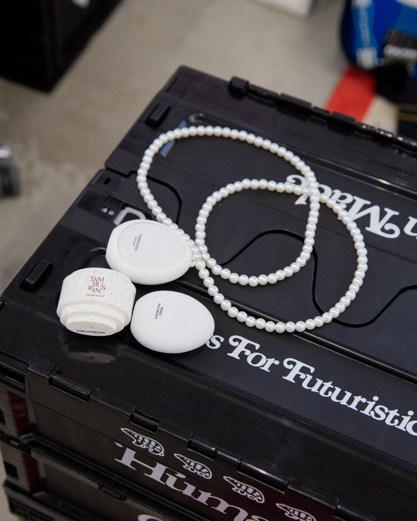 パールがついた香水のパッケージ