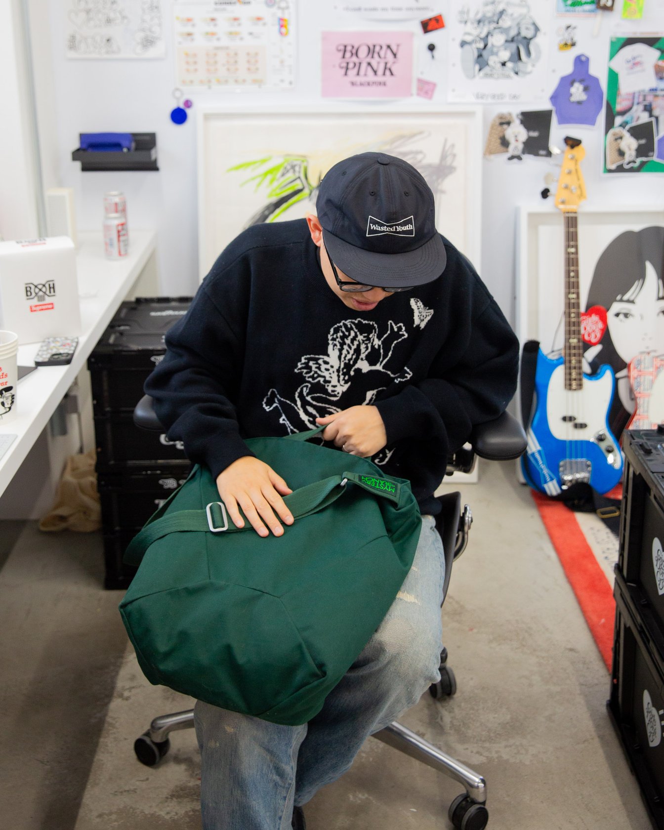 緑のバッグを持ったVERDY