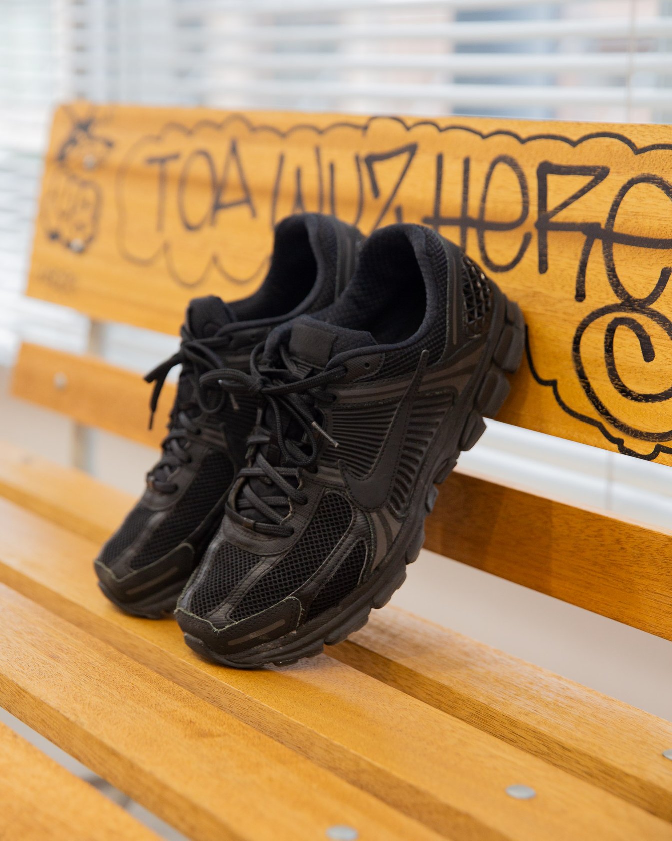 黒いスニーカー