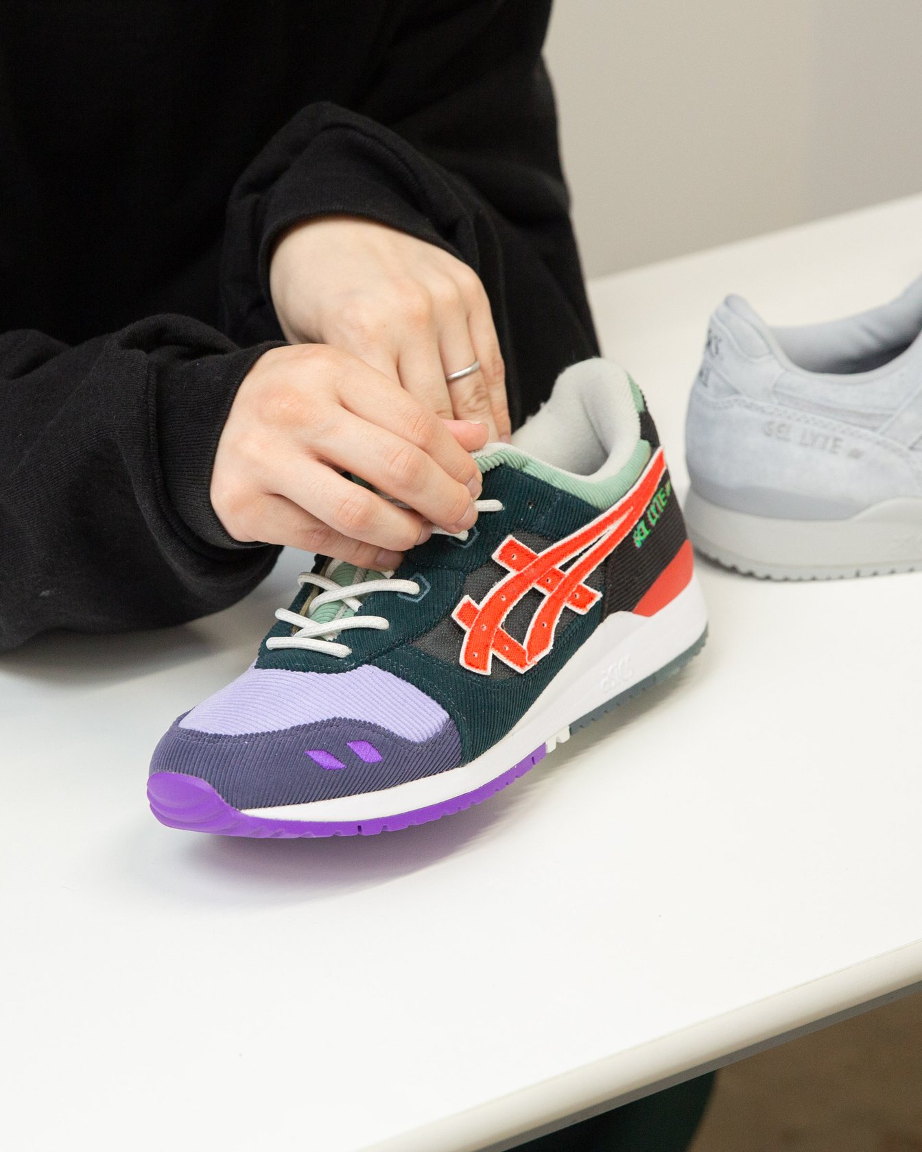 黒と赤、紫を配したスニーカー