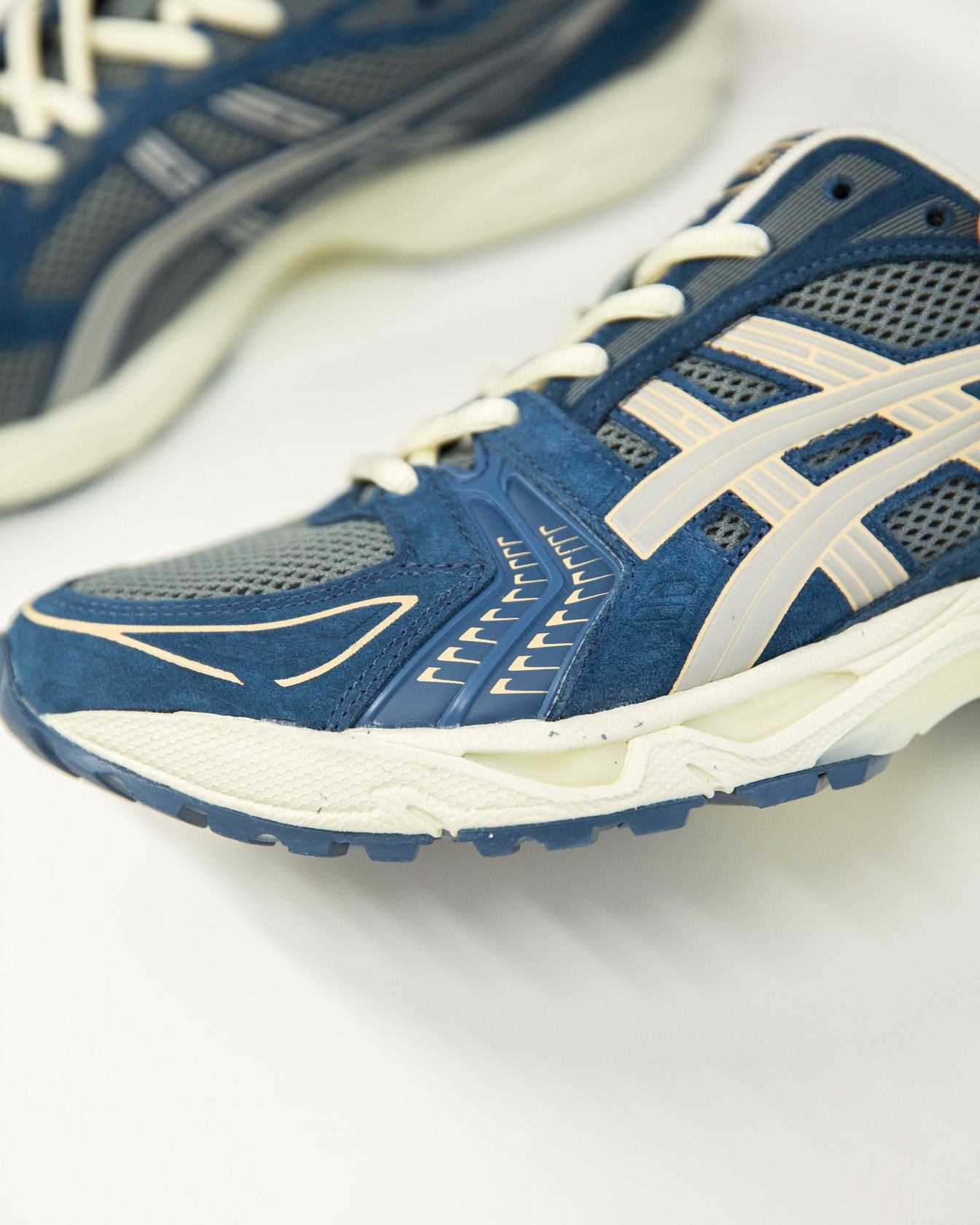 青いスニーカー