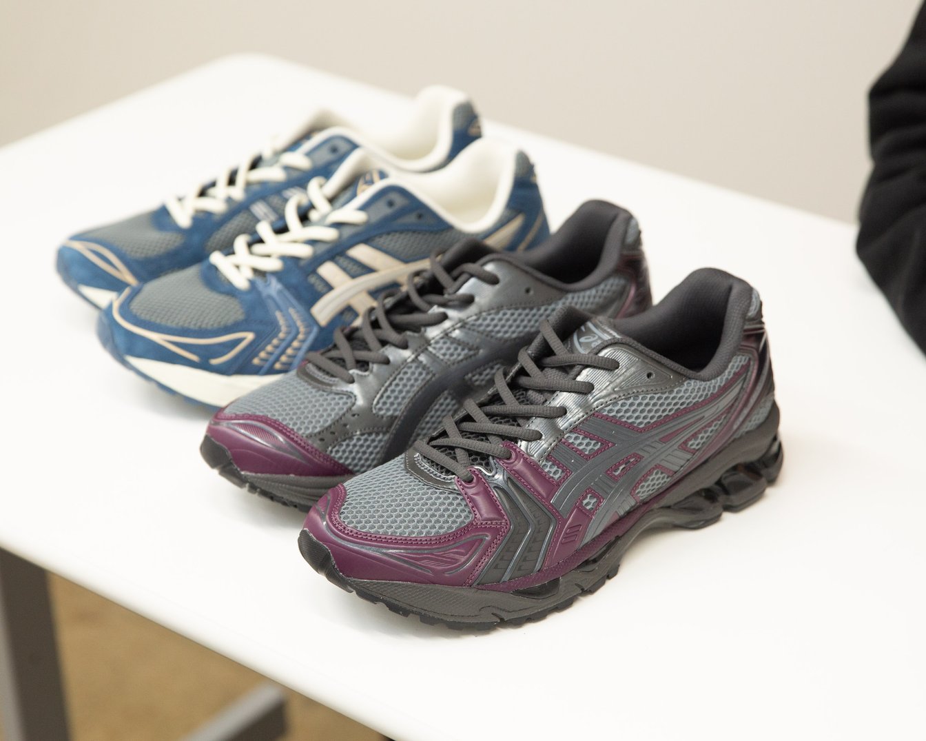 グレーとブルーのスニーカー