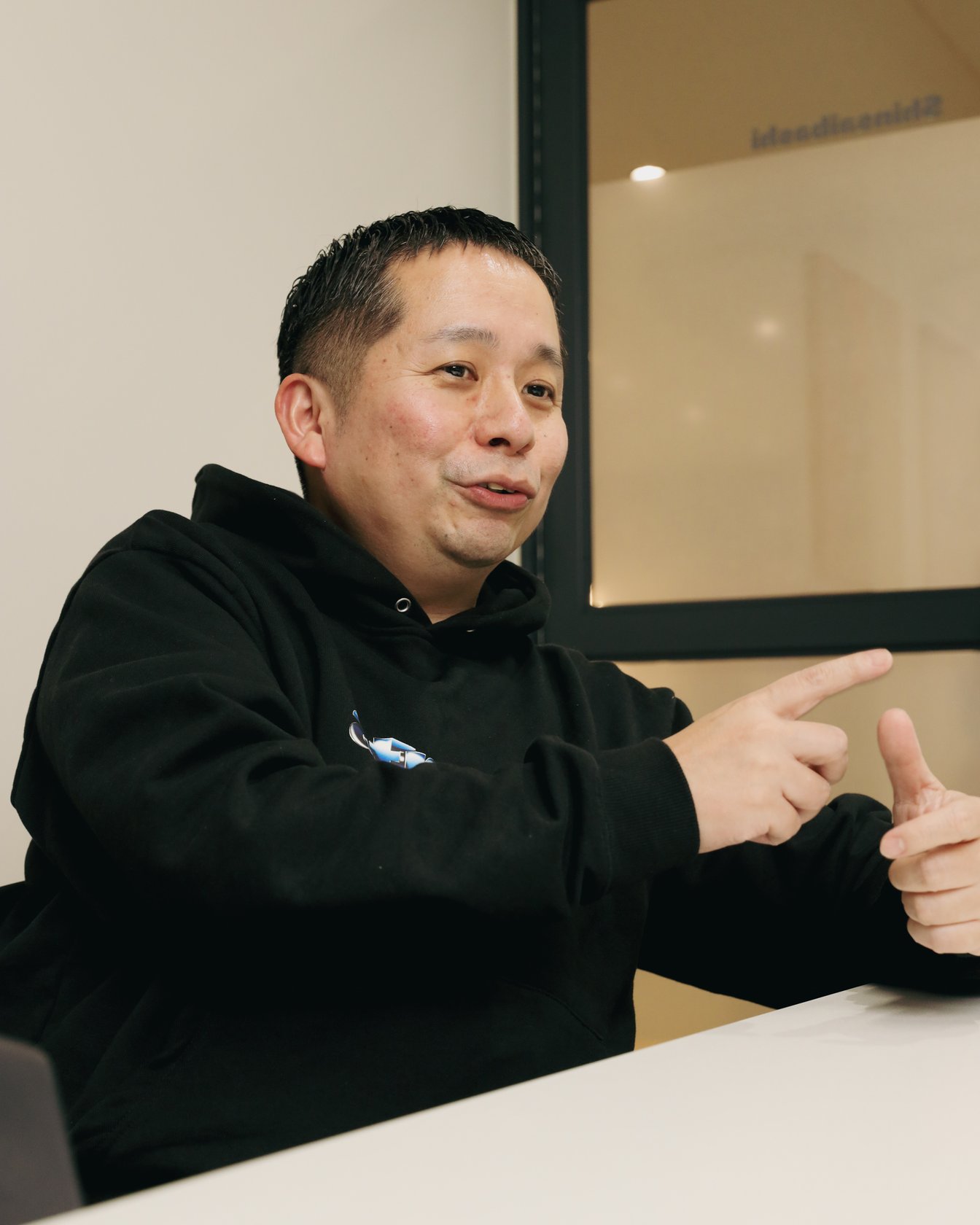 アトモスのディレクター小島奉文
