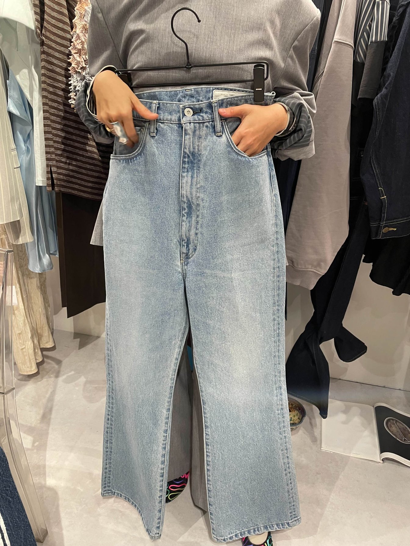 ウエストの位置がとても高いデニムパンツ