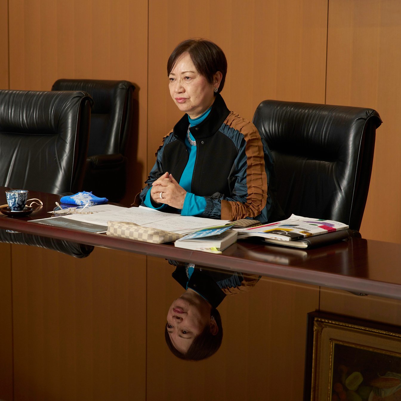 インタビューに応える女性