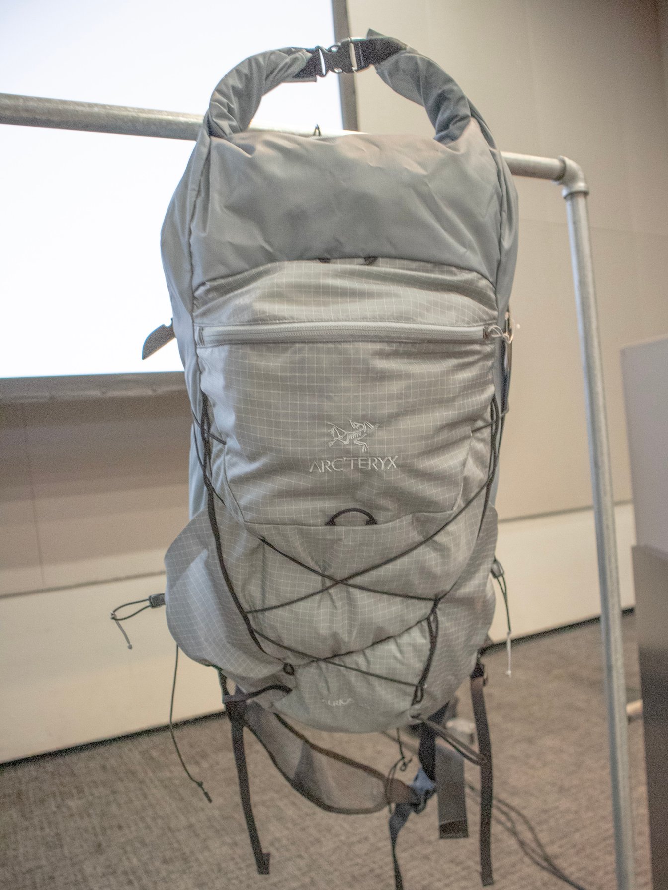 グレーのバックパック