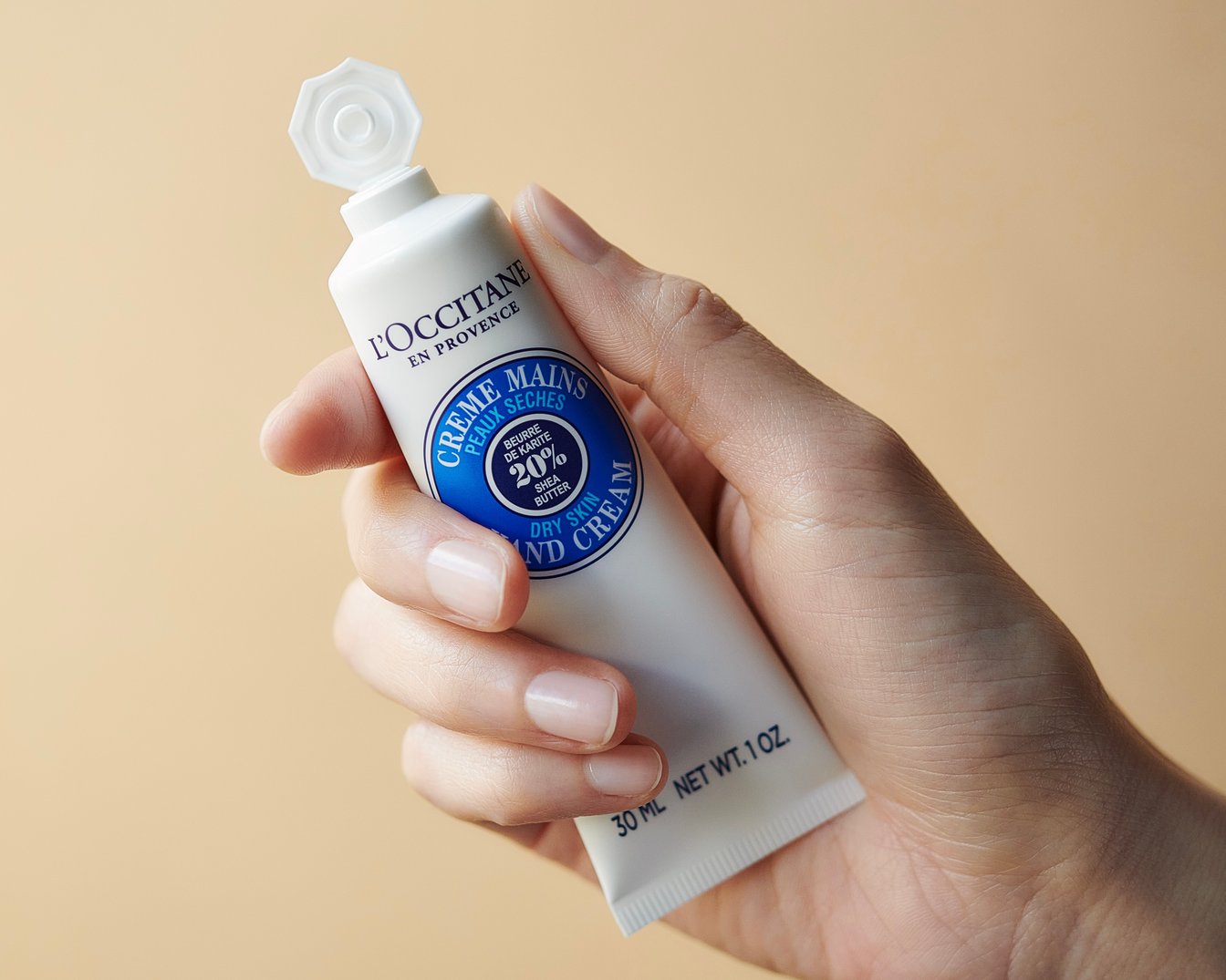 ハンドクリームを手で持つ写真