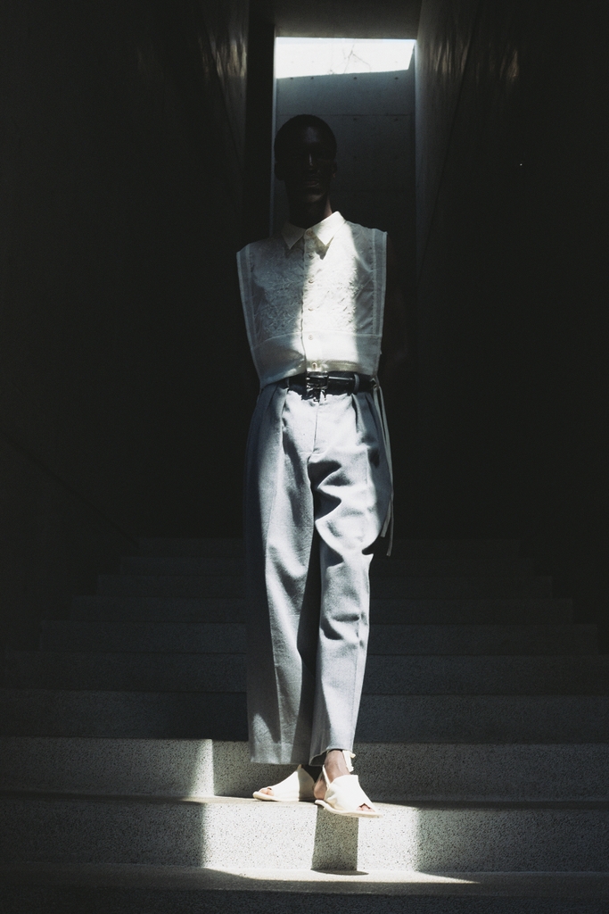 ジョンメイソンスミスの洋服を着た女性モデル