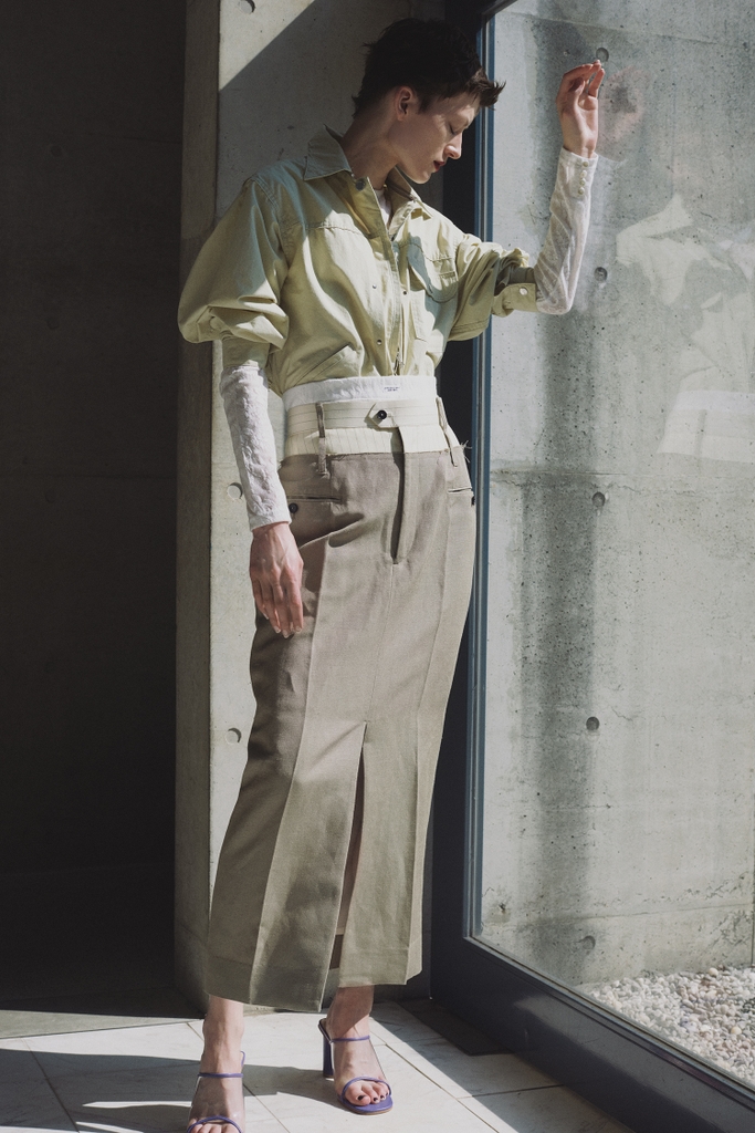 ジョンメイソンスミスの洋服を着た女性モデル