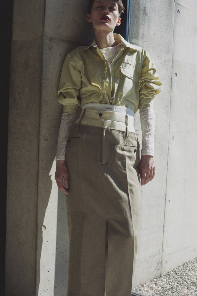 ジョンメイソンスミスの洋服を着た女性モデル