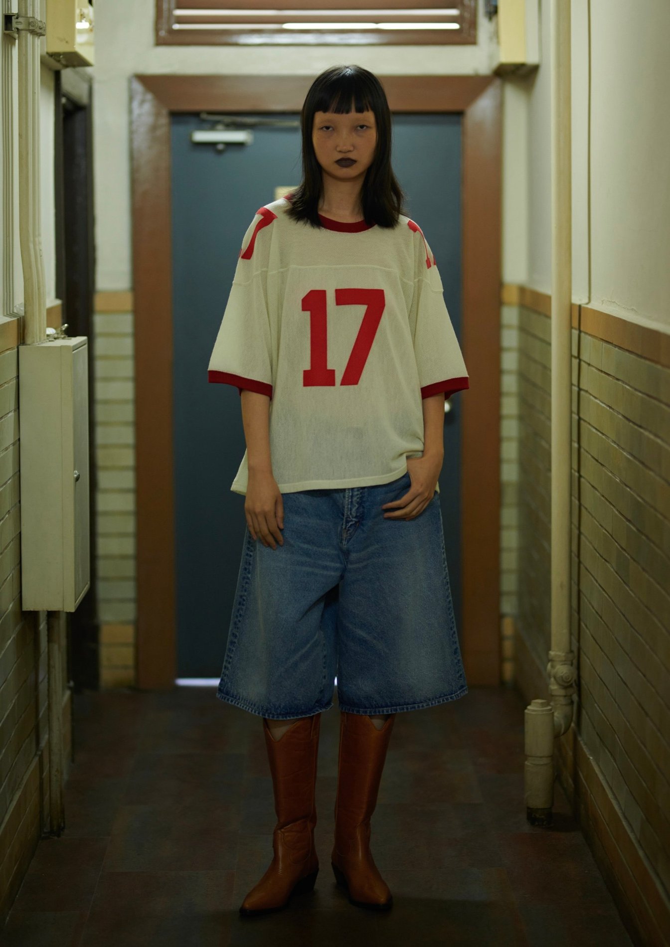 アンスクリアのフットボールTシャツを着た女性モデル